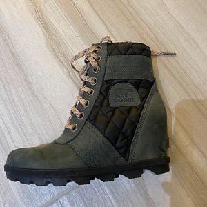 Woman’s Lexi Wedge Boot